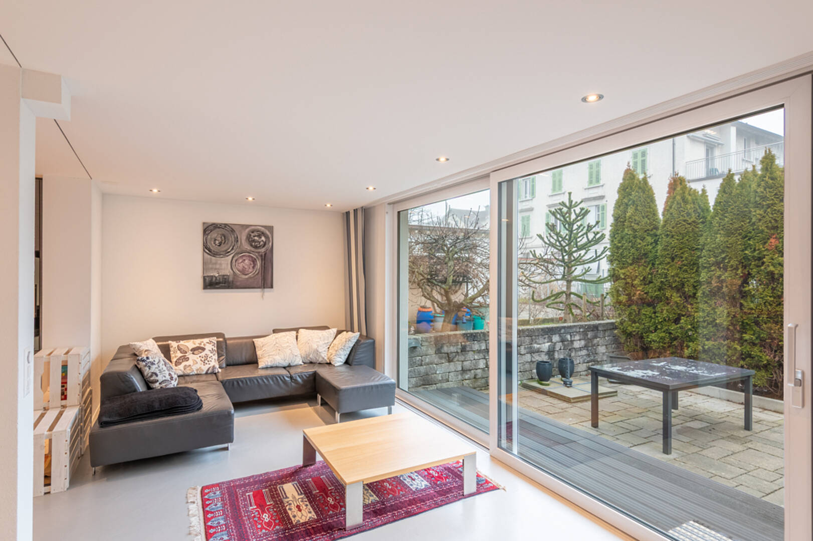 Heller Wohnraum mit Blick in den Garten