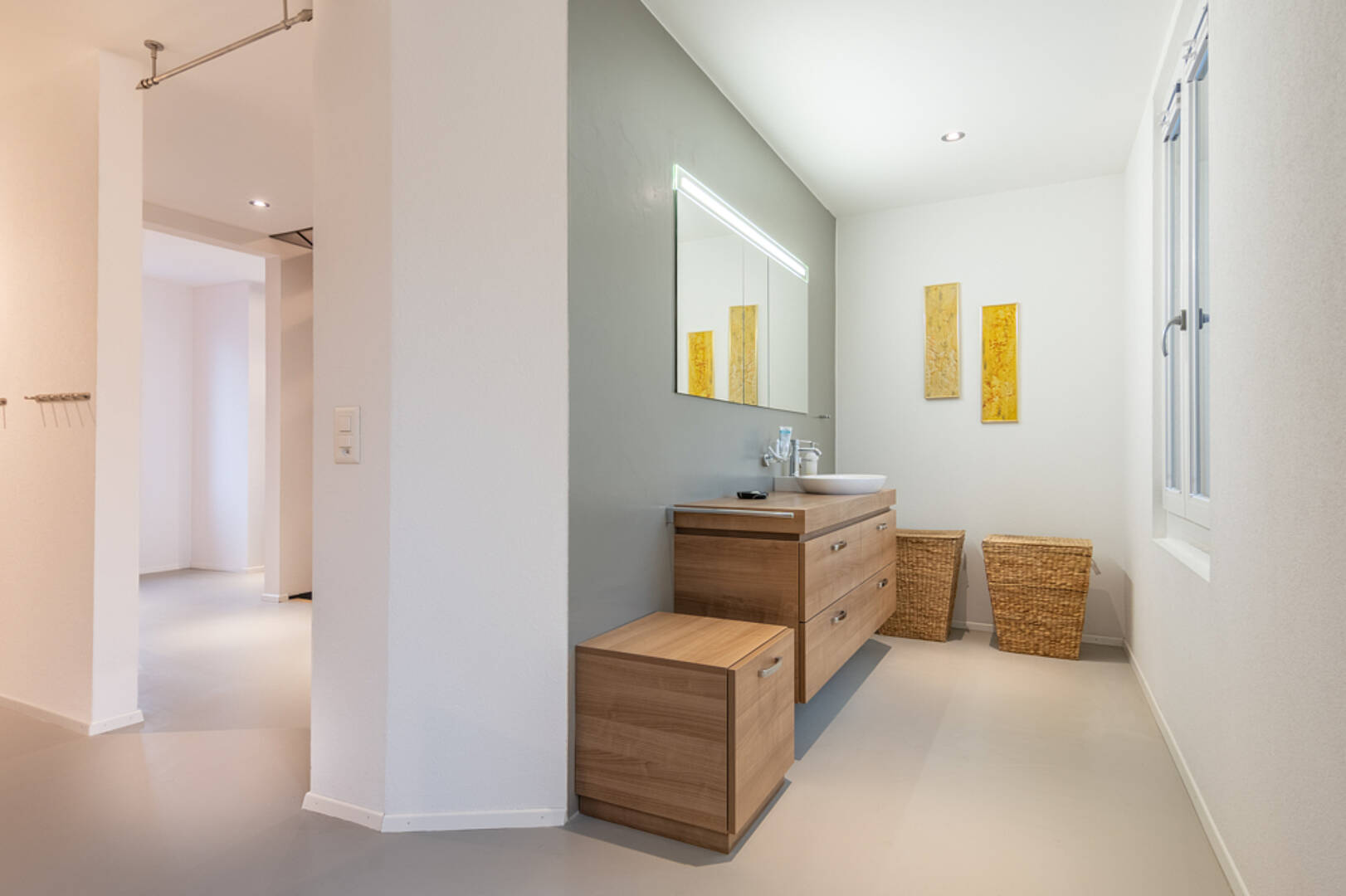 Modernes Badezimmer mit Holzwaschtisch