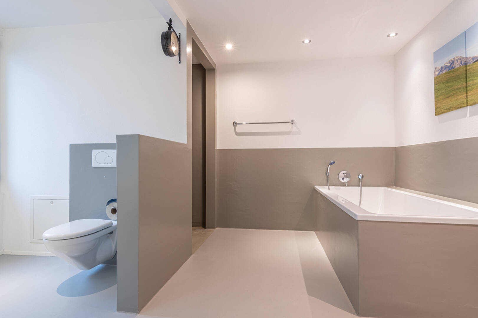 Modernes Badezimmer mit Badewanne und wandhängendem WC