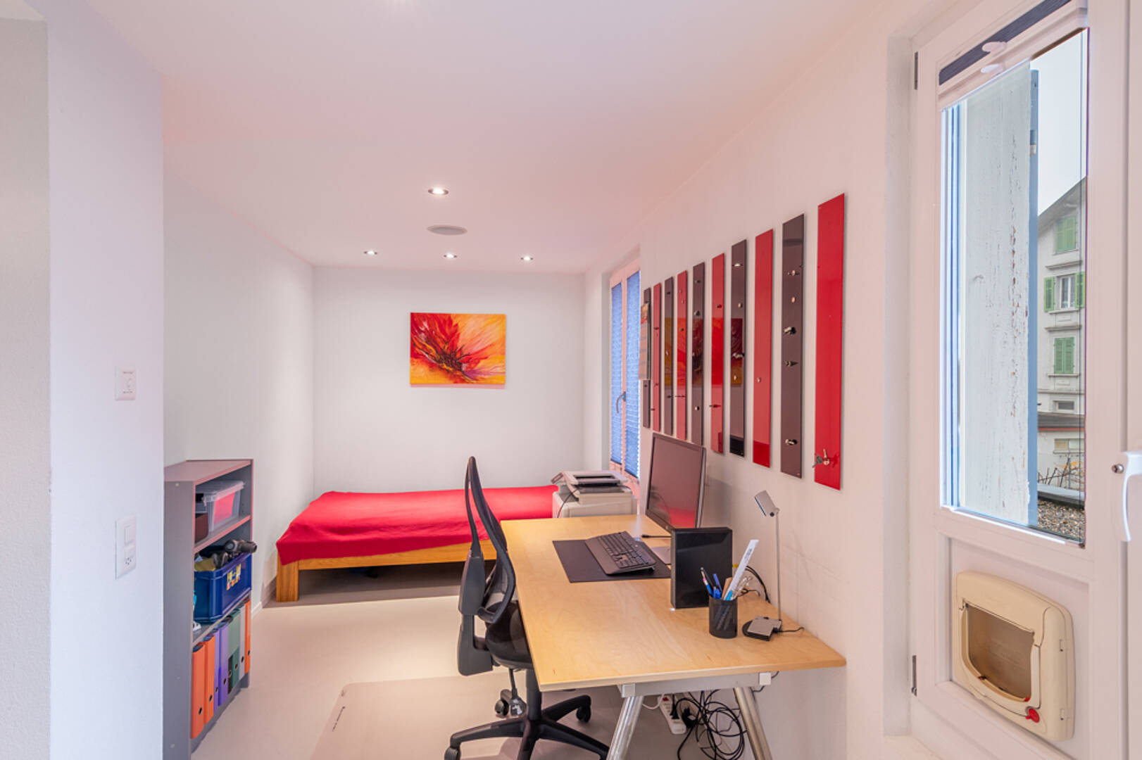 Helles Arbeitszimmer mit Bett und Schreibtisch