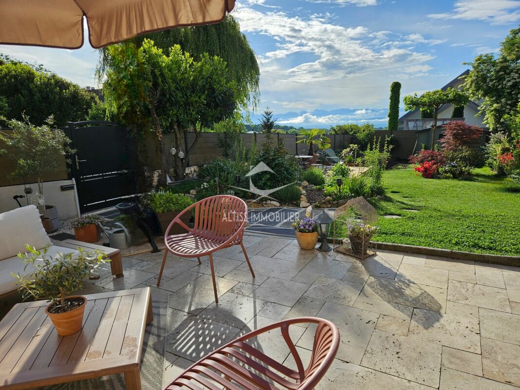 Gepflegte Gartenterrasse mit Lounge-Möbeln