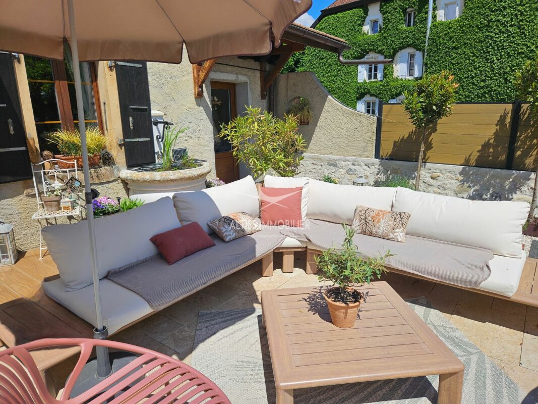 Gemütliche Terrasse mit Sitzlounge und mediterranem Flair