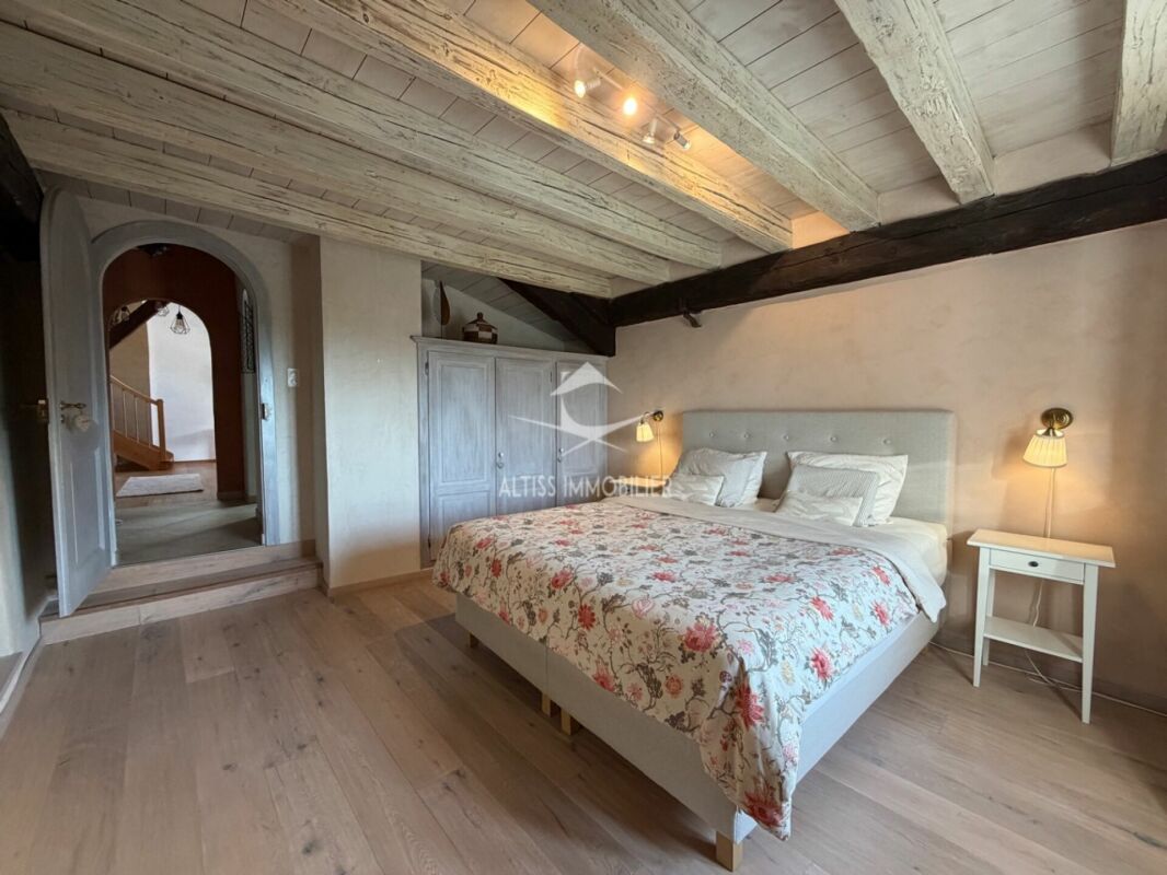 Gemütliches Schlafzimmer mit rustikalem Dachbalken