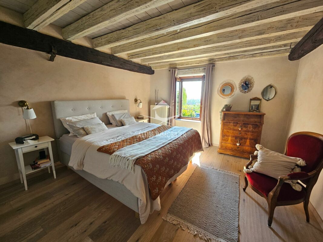 Gemütliches Schlafzimmer mit rustikalen Balken und Landhausflair