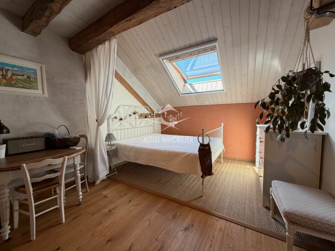 Dachgeschoss-Schlafzimmer mit Dachfenster