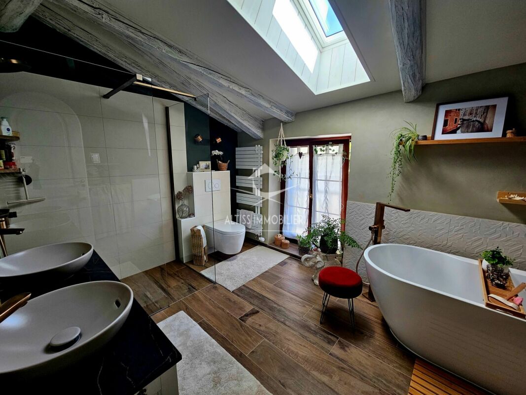 Modernes Badezimmer mit Dachfenster