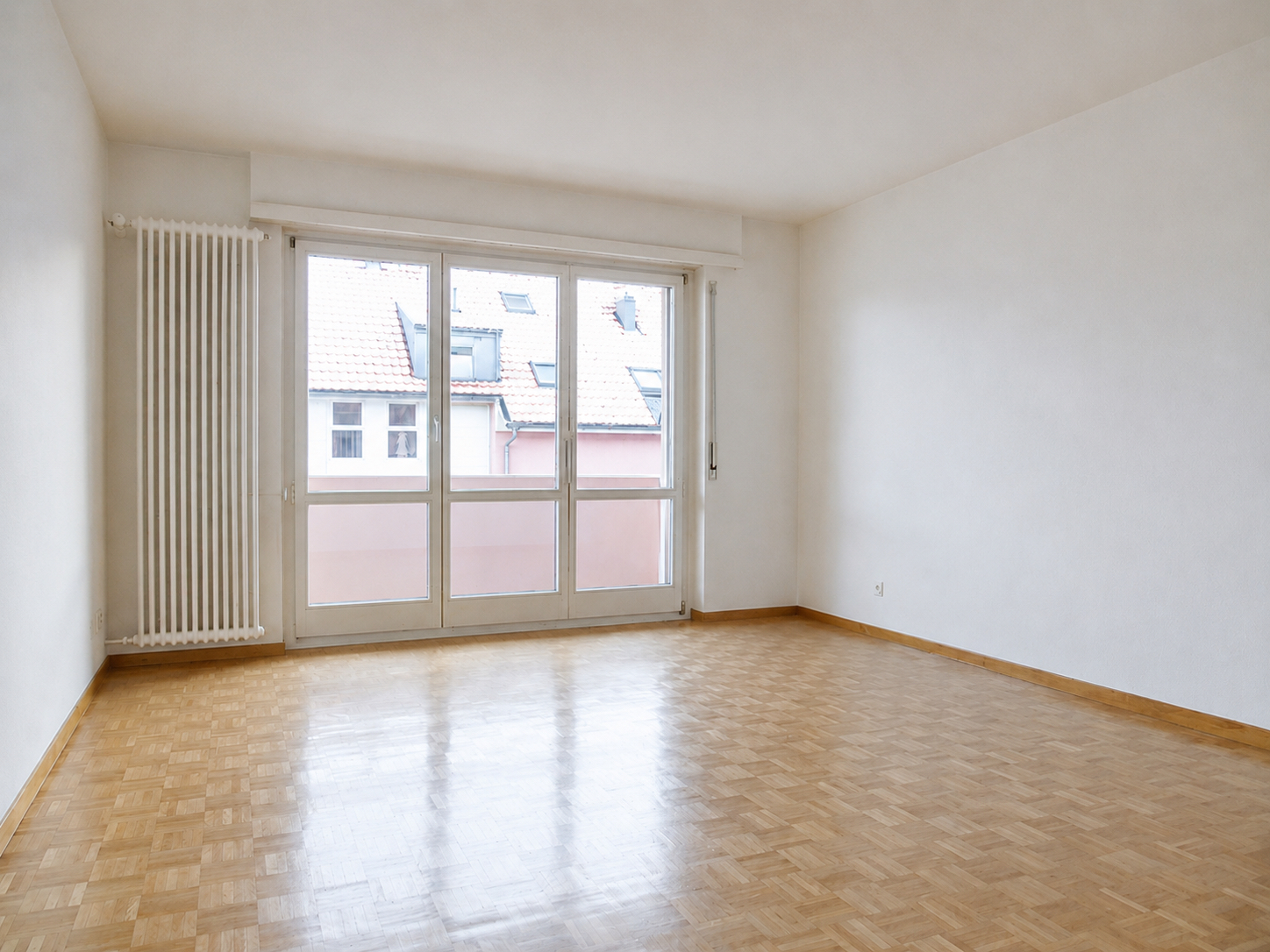 Heller leerer Wohnraum mit Balkonfenster