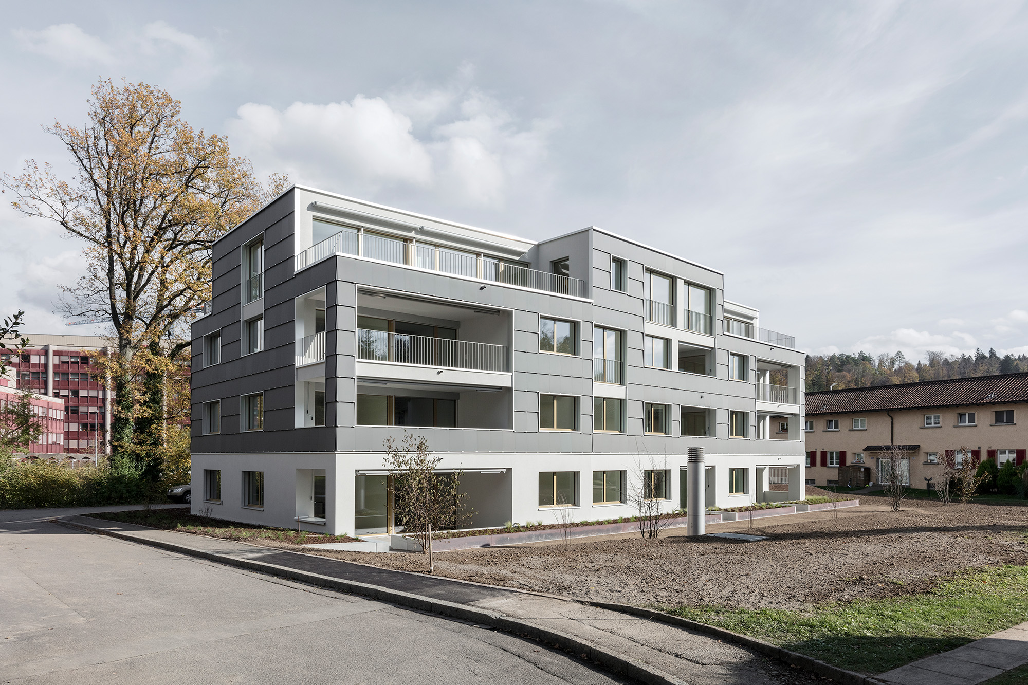 Modernes Mehrfamilienhaus außen