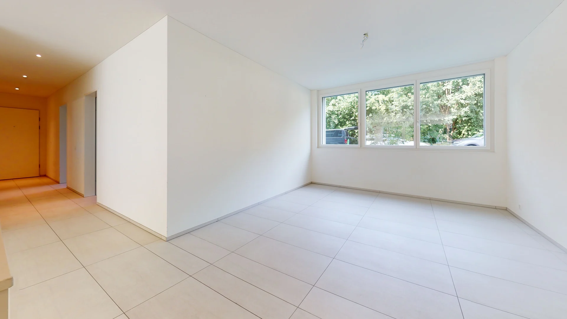 Heller leerer Wohnraum mit Fensterfront