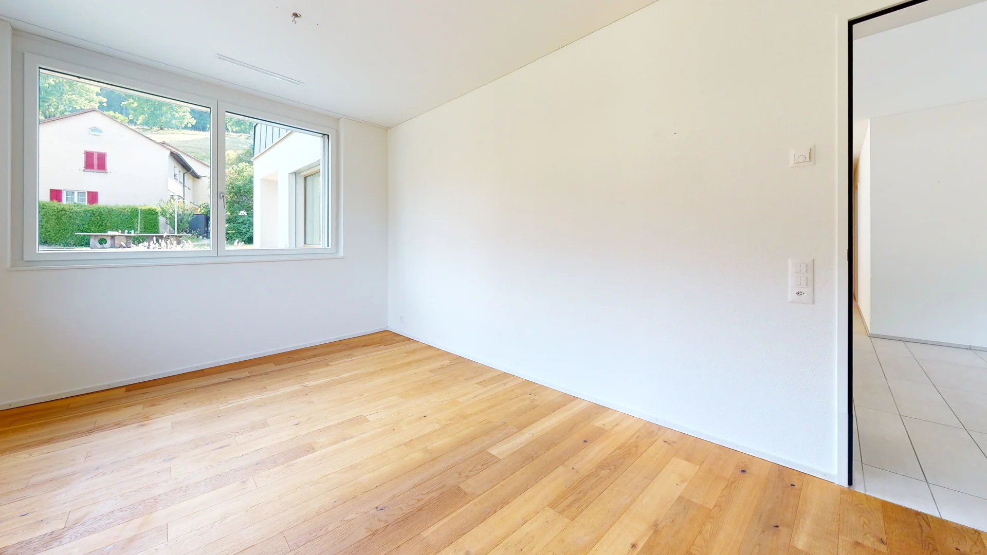 Leerer heller Raum mit Holzfußboden