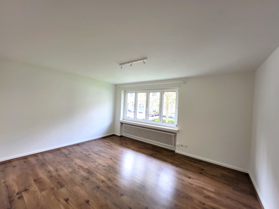 Heller leerer Wohnraum mit Holzoptikboden