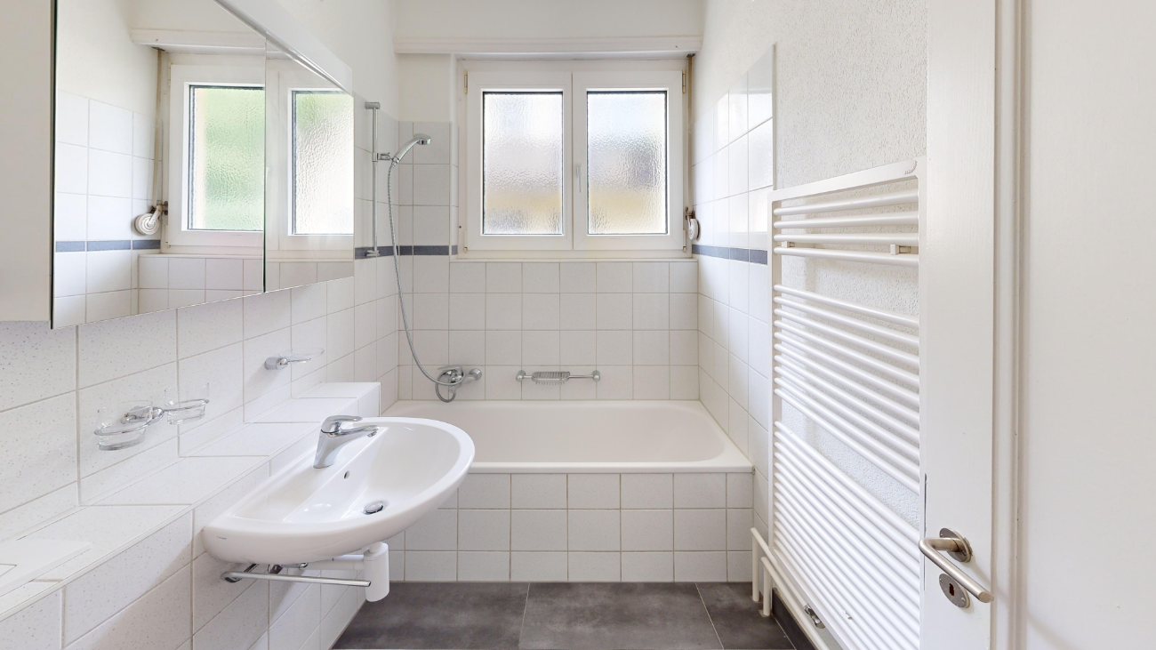 Helles Badezimmer mit Badewanne und Waschtisch