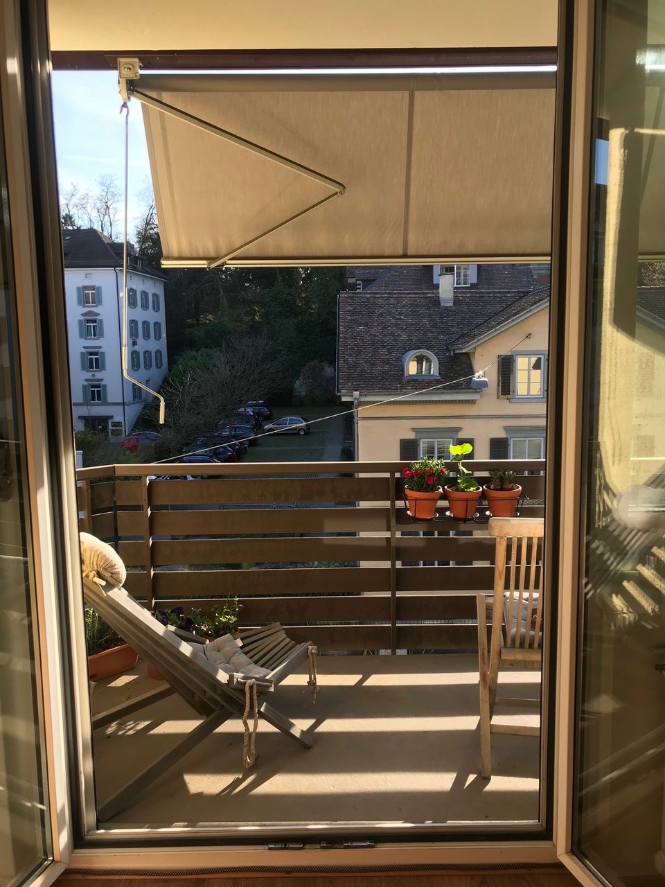 Balkon mit Markise und Blick auf Nachbargebäude