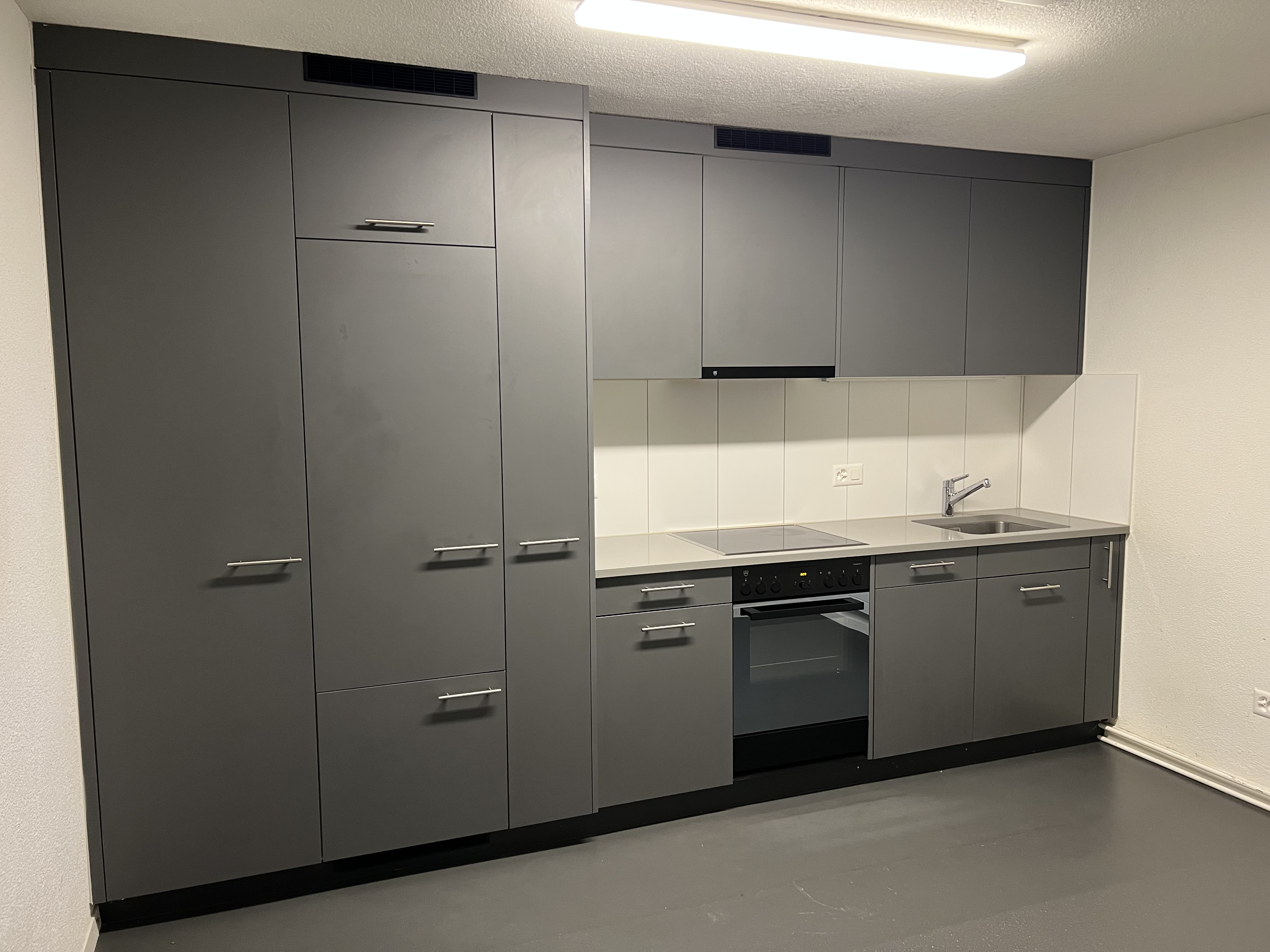 Moderne Einbauküche in Dunkelgrau