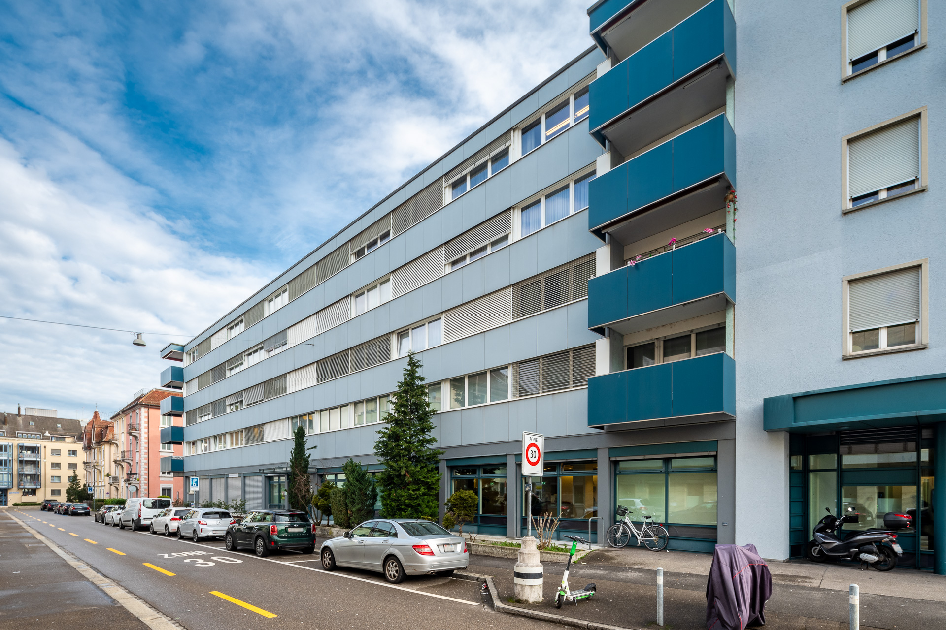 Modernes Mehrfamilienhaus in städtischer Straße