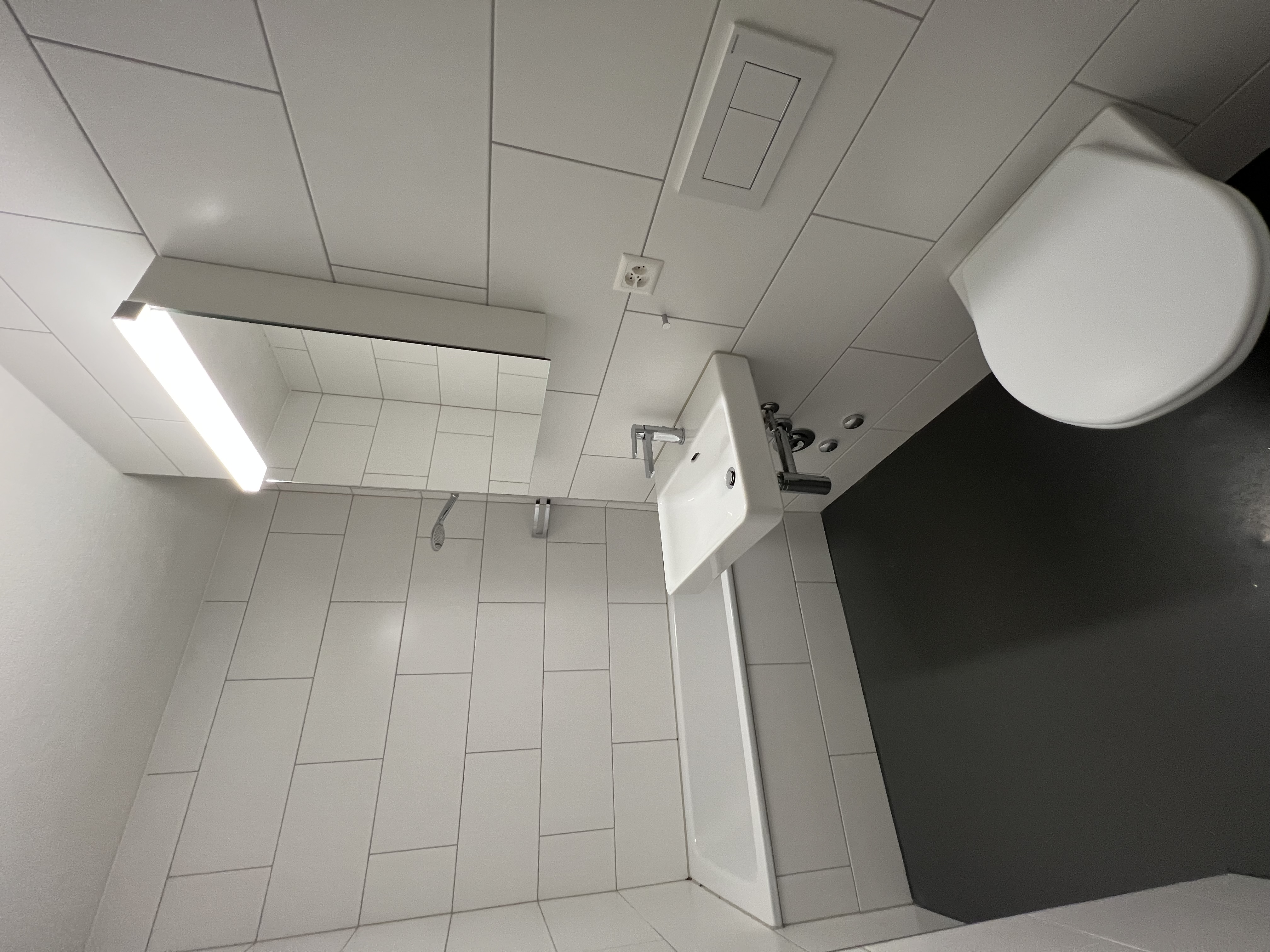Modernes kleines Badezimmer