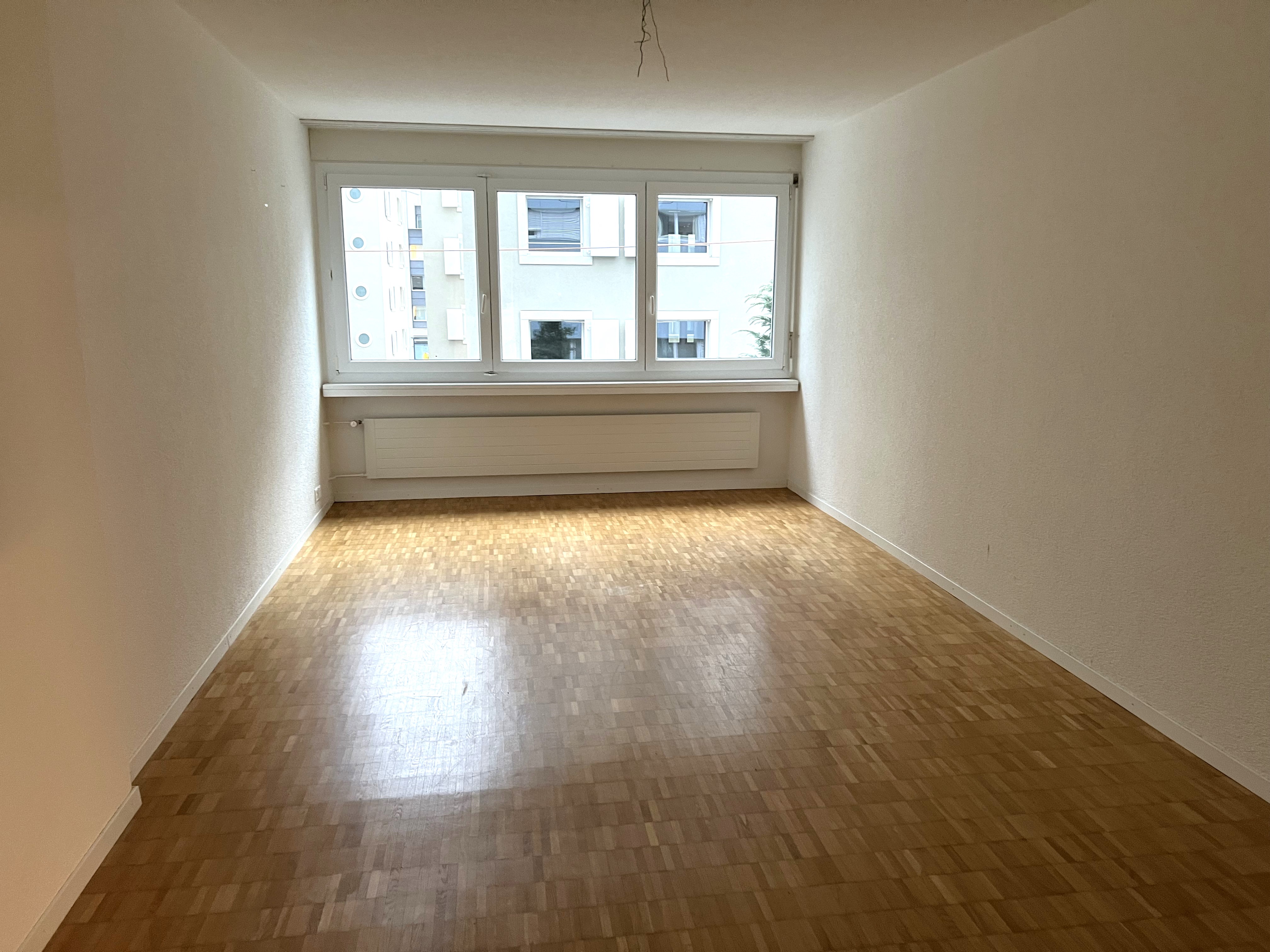 Leerer heller Raum mit Fensterfront
