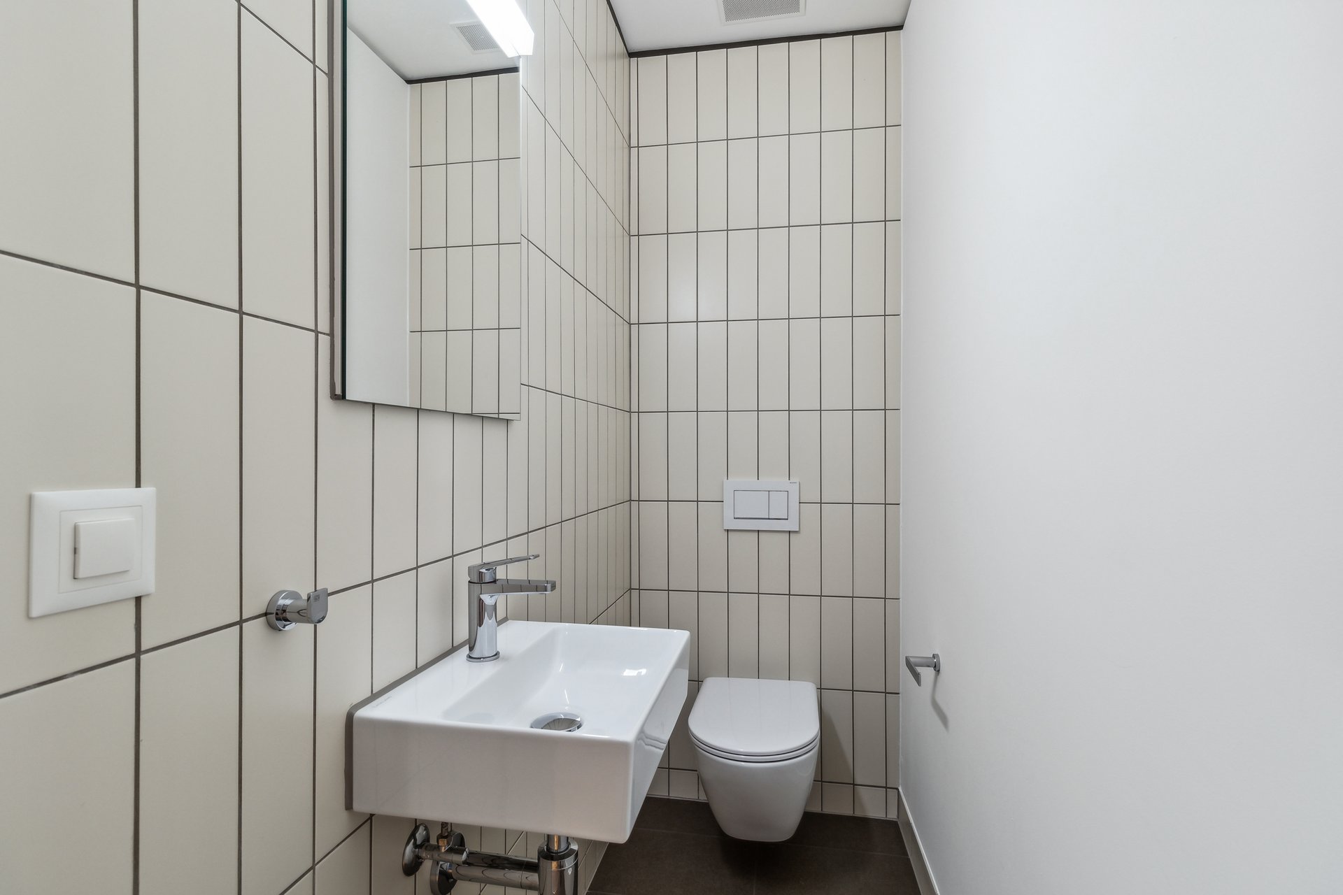 Modernes Gäste-WC mit Wand-WC und Waschbecken