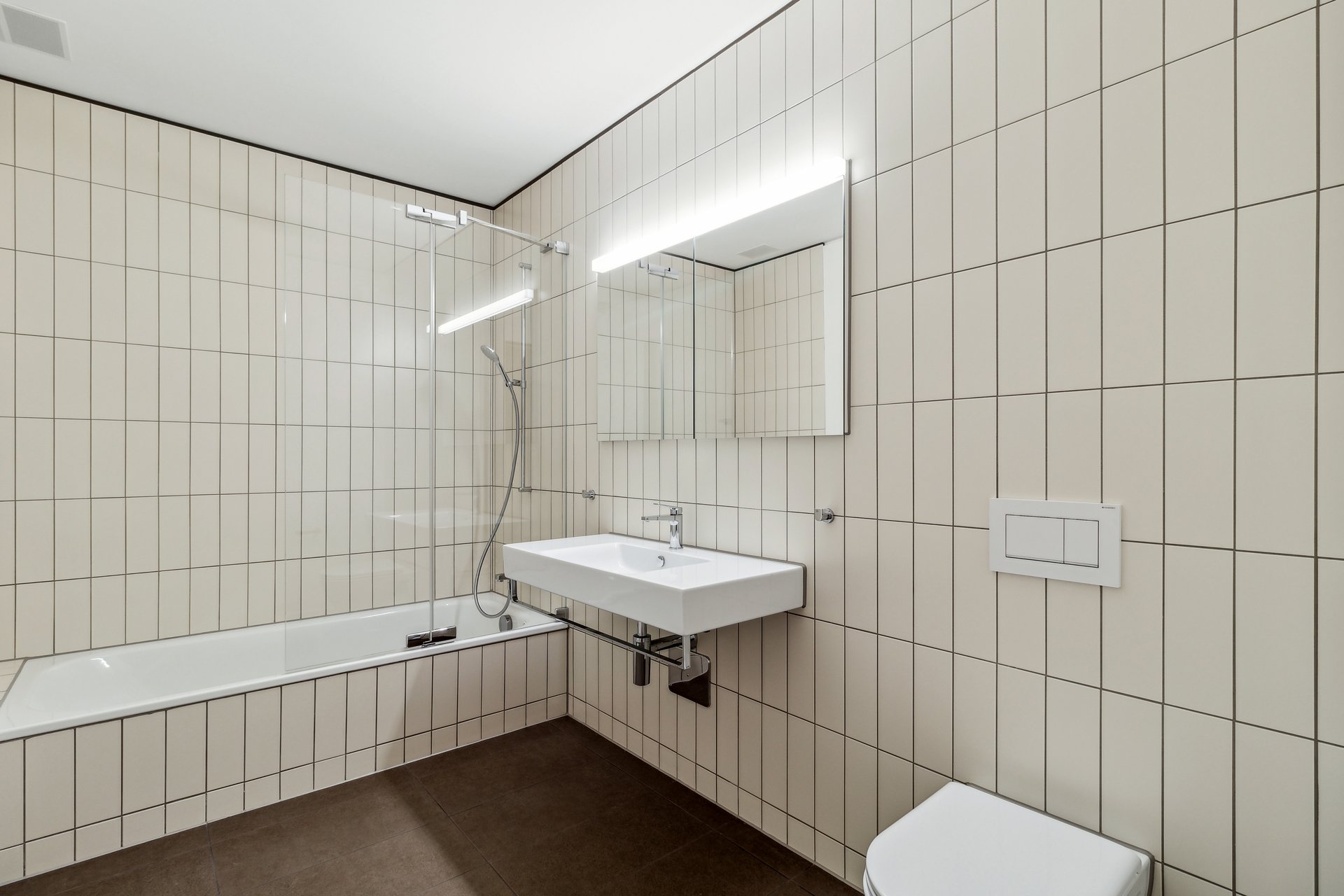 Modernes Badezimmer mit Badewanne und Waschtisch