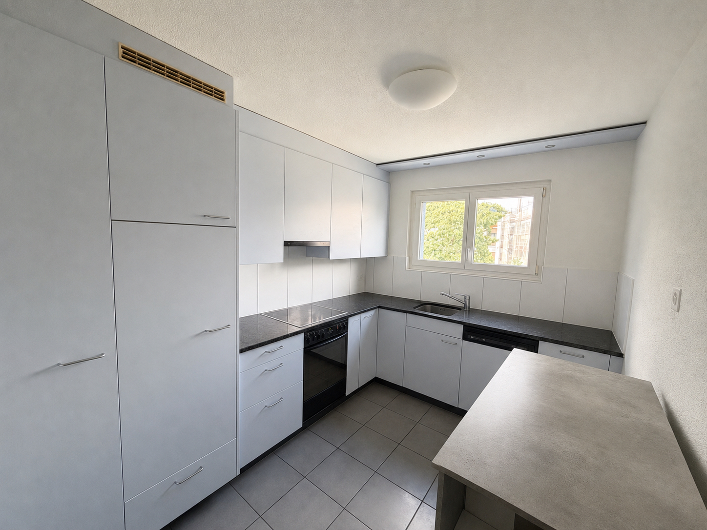 Kleine moderne Küche mit Fenster