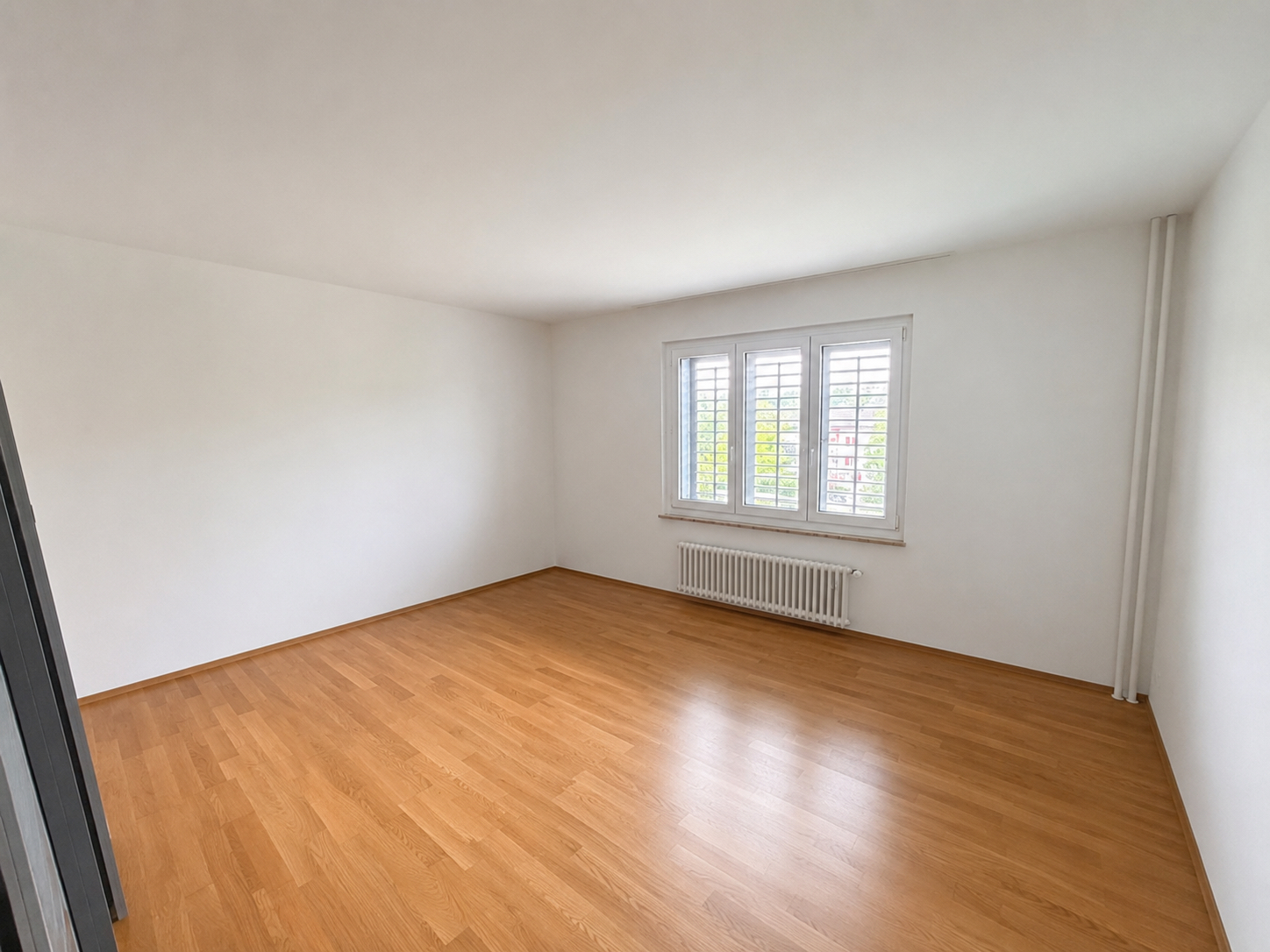 Leerer heller Raum mit Holzfußboden