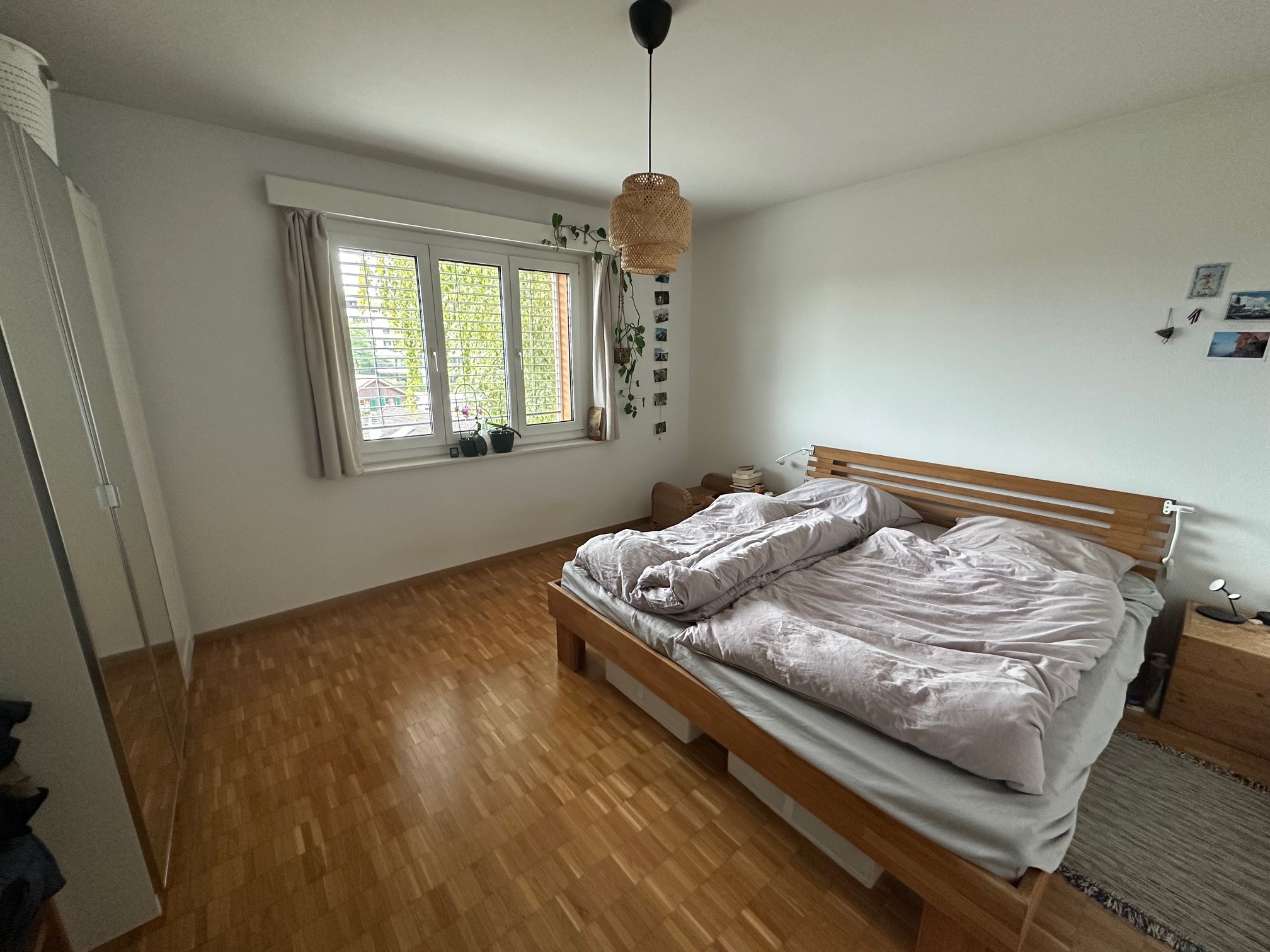 Helles Schlafzimmer mit Holzbett und Naturtönen
