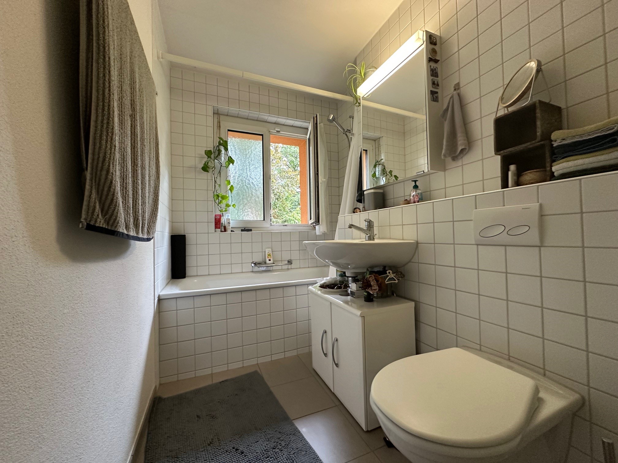 Kleines Badezimmer mit Dusche, Badewanne und WC