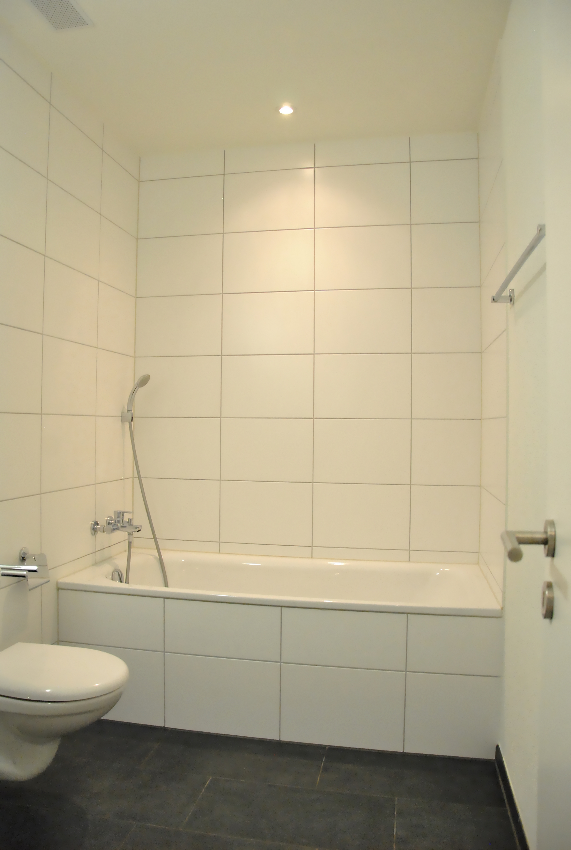 Modernes Bad mit Wanne und WC