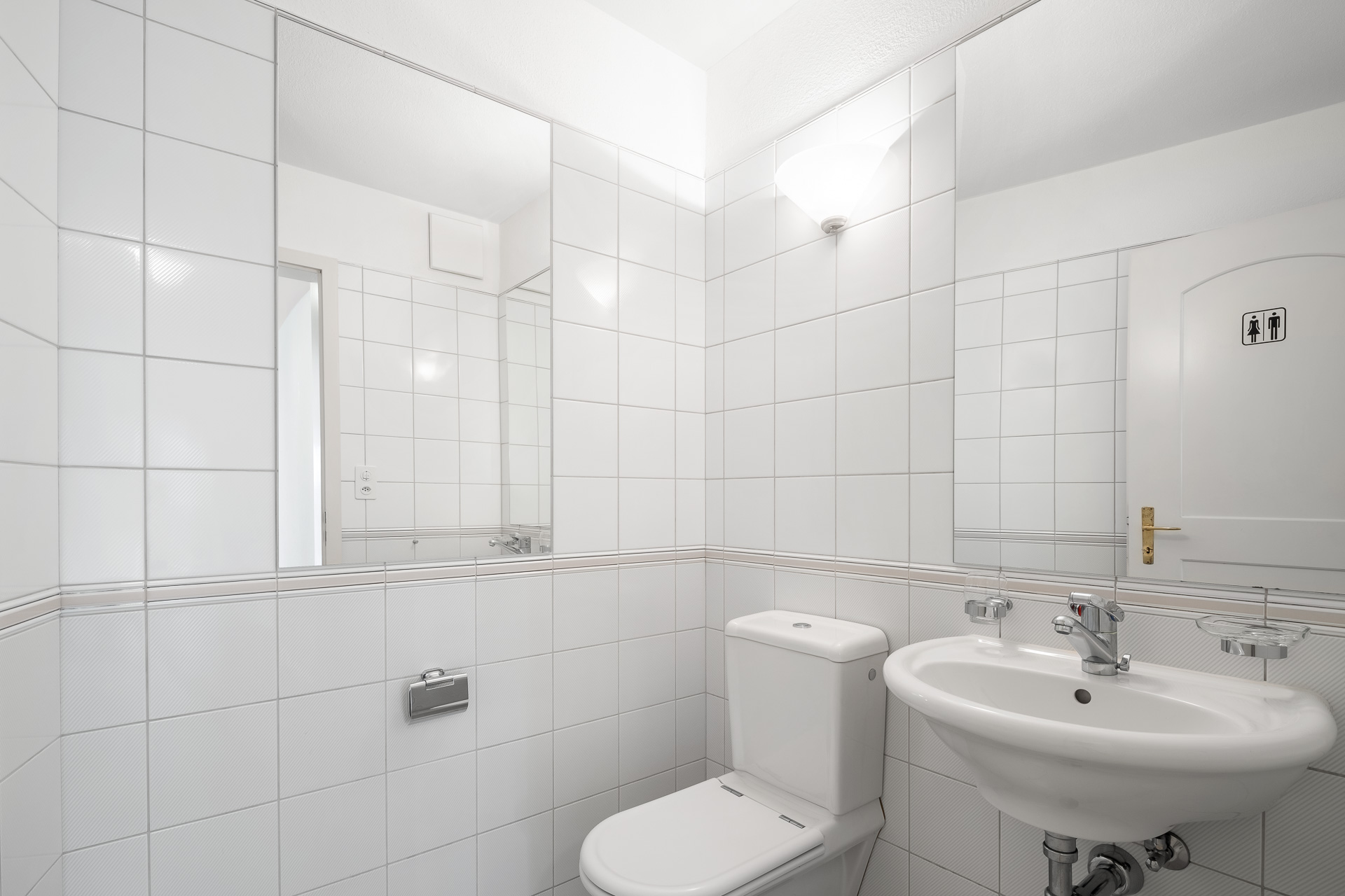 Gäste-WC mit Waschbecken und Toilette