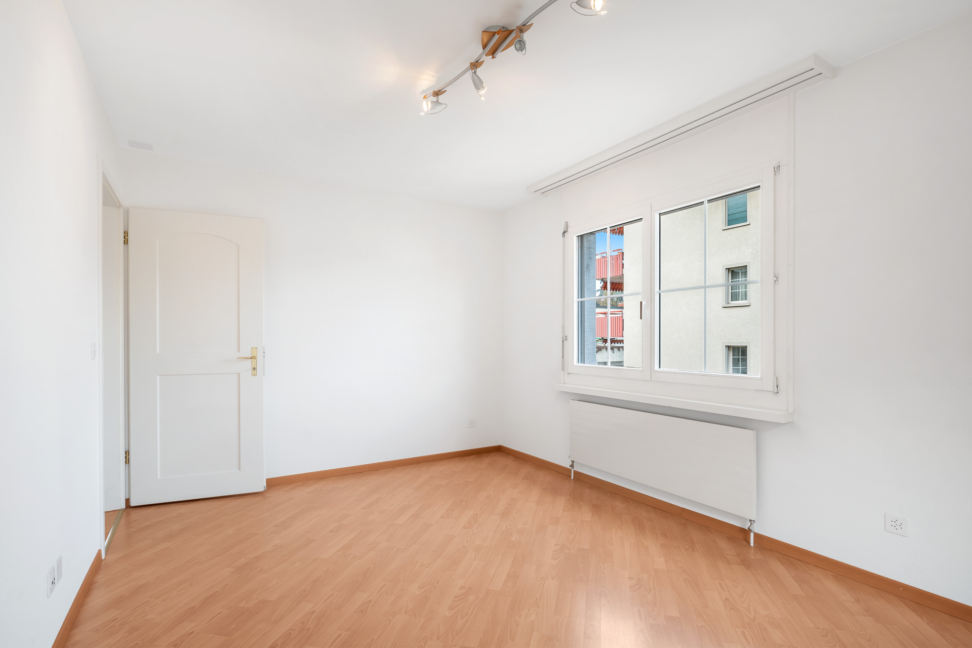 Heller leerer Wohnraum mit Fenster und Tür