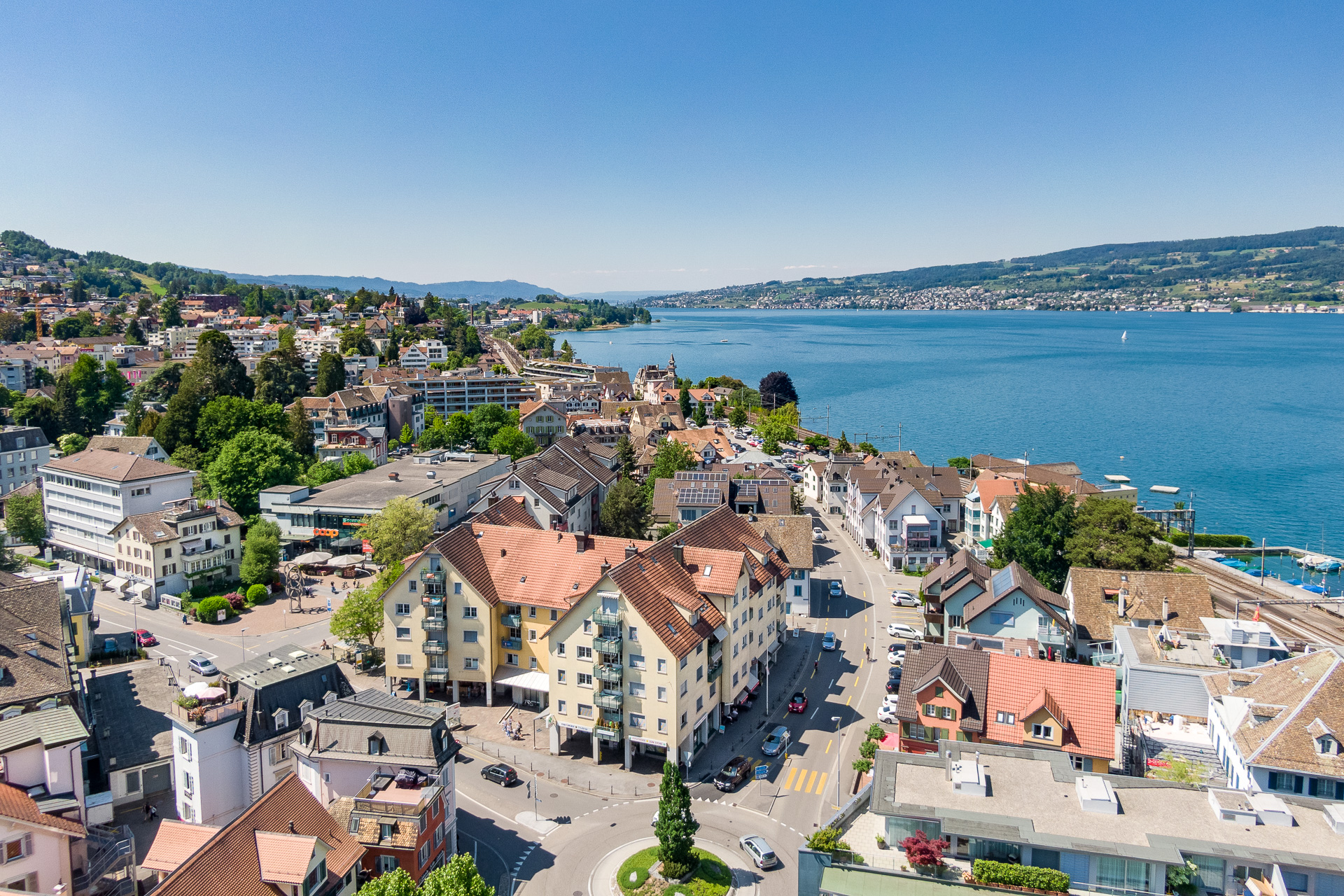 Seeblick über eine Stadt am Ufer