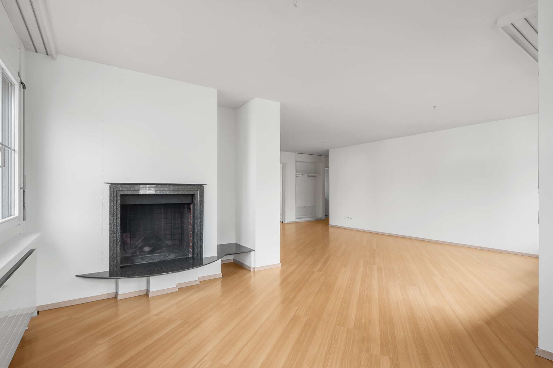 Heller leerer Wohnraum mit Kamin