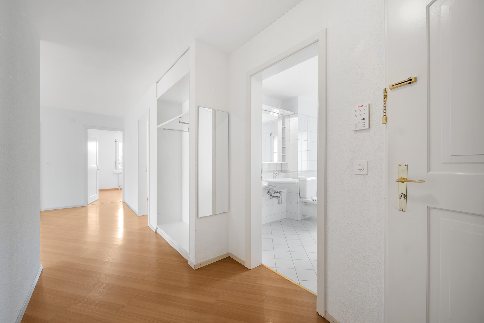 Heller Flur mit Blick in ein Badezimmer