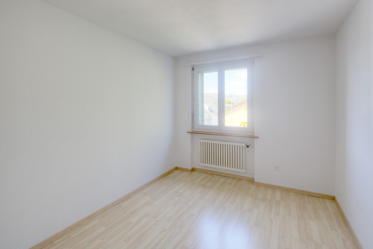 Heller leerer Raum mit Fenster und Heizkörper