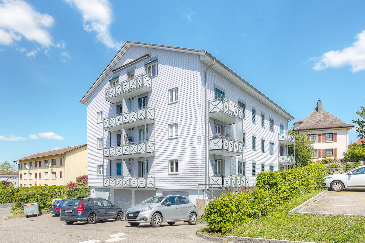 Mehrfamilienhaus mit Balkonen