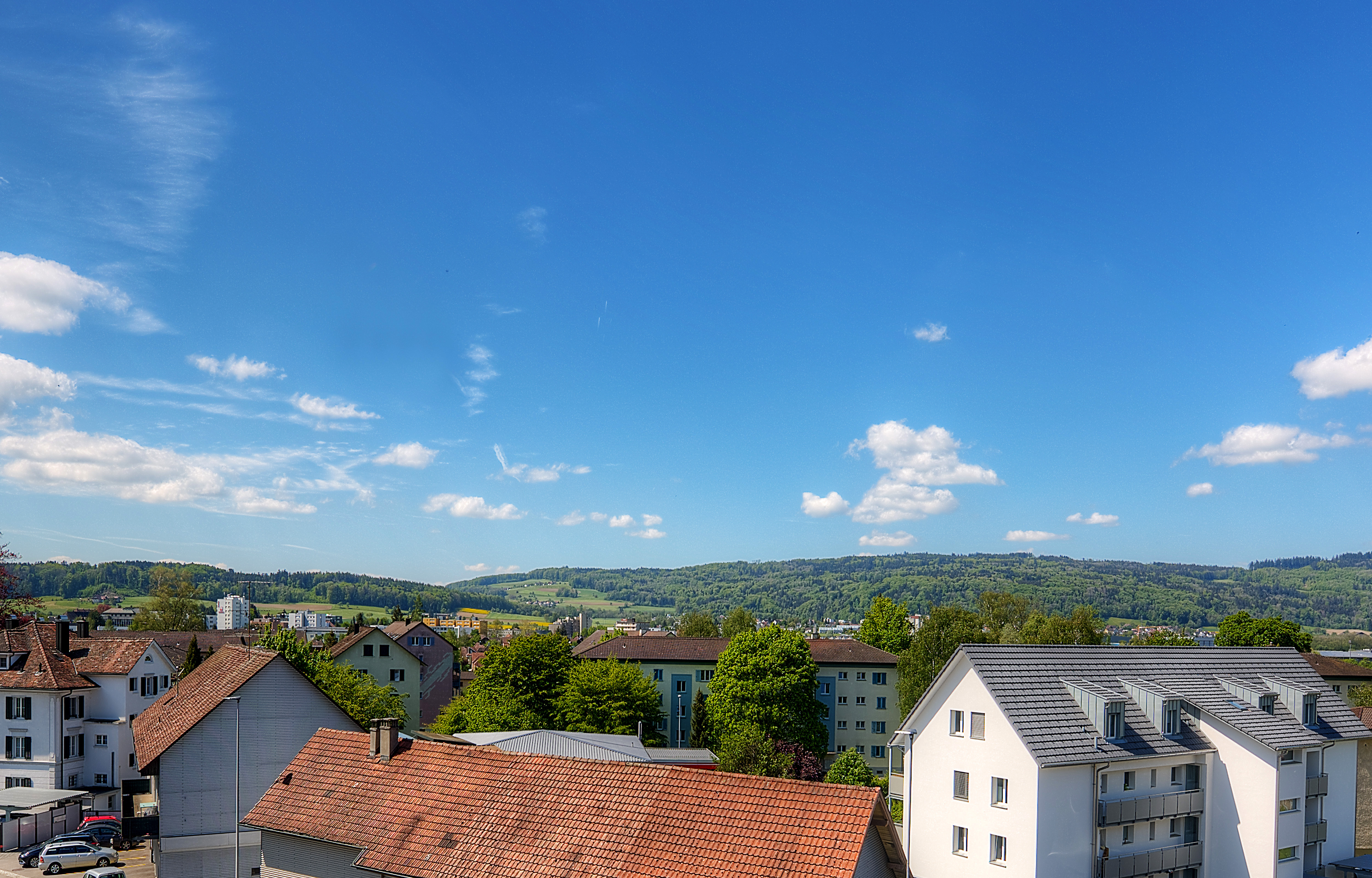 Stadt- und Landschaftsblick über Dächer