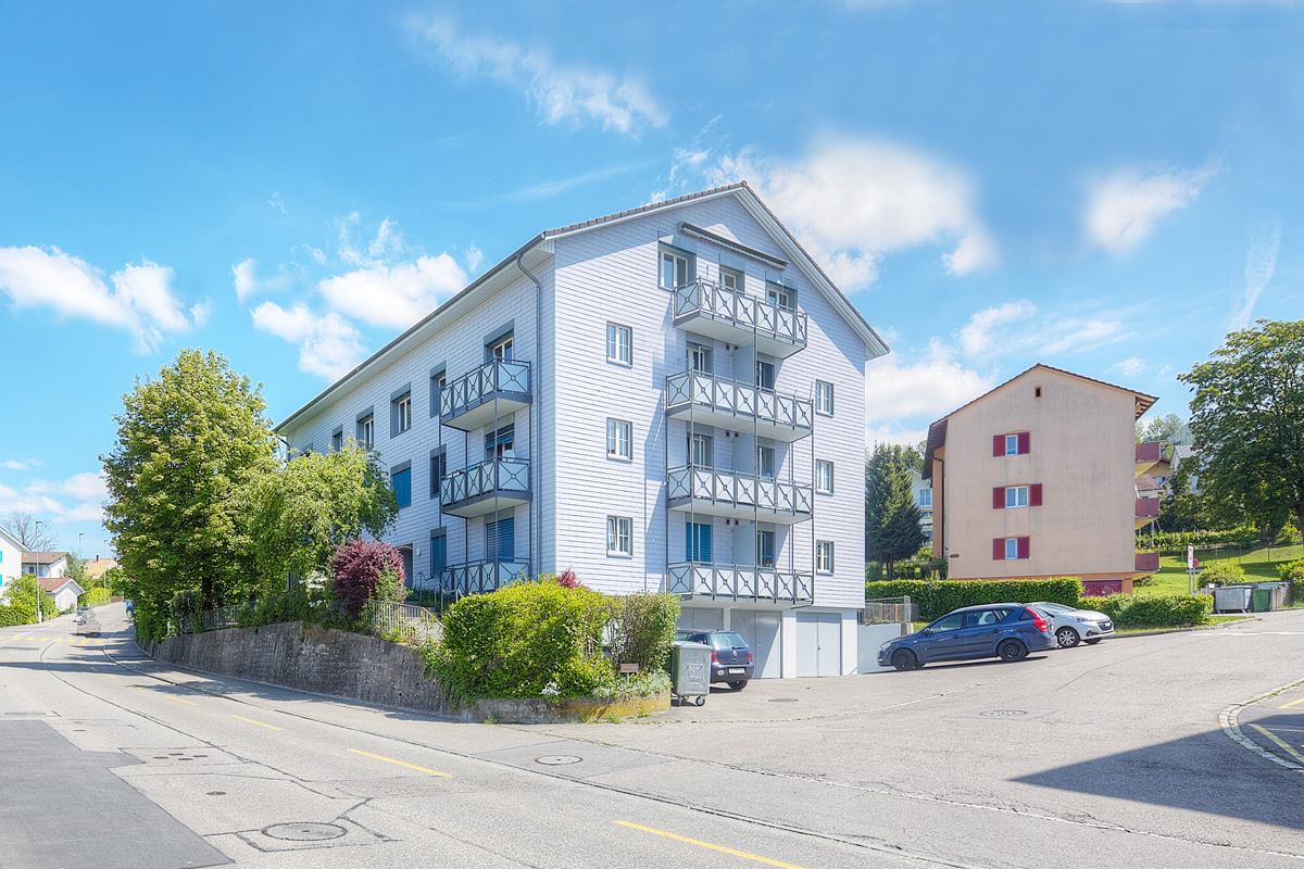 Mehrfamilienhaus an einer Straßenkreuzung