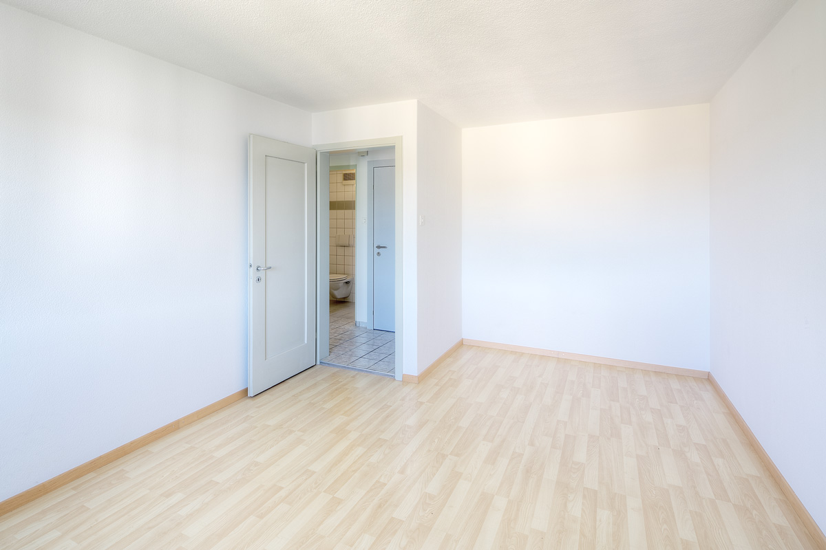 Leeres helles Zimmer mit offenem Badzugang