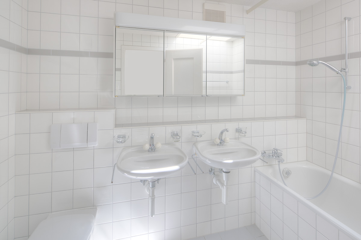Badezimmer mit Doppelwaschbecken und Badewanne