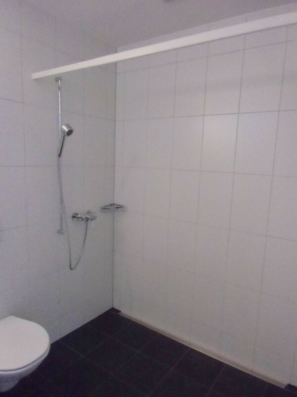 Badezimmer mit Dusche und WC