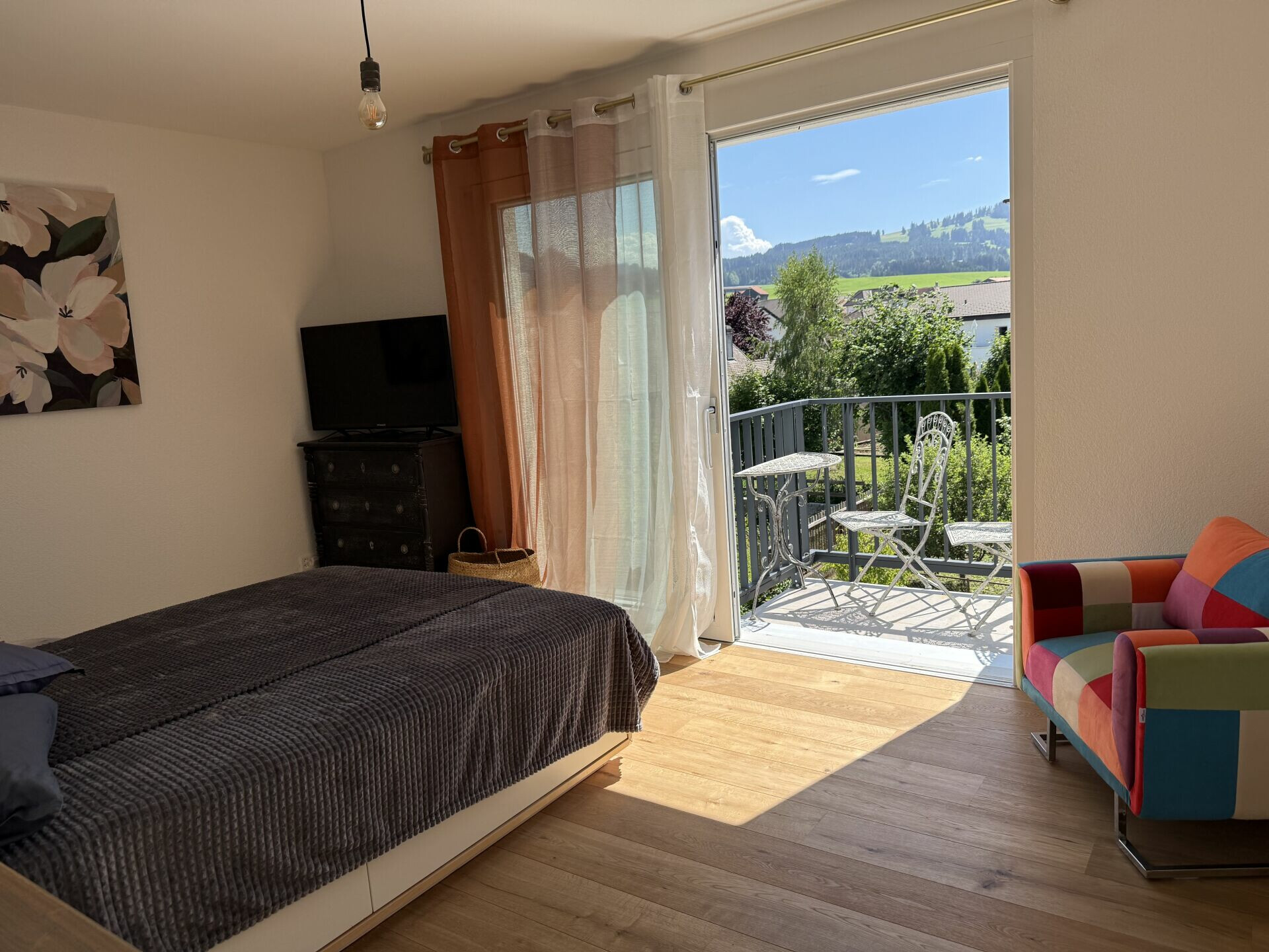 Schlafzimmer mit Balkonzugang und Bergblick