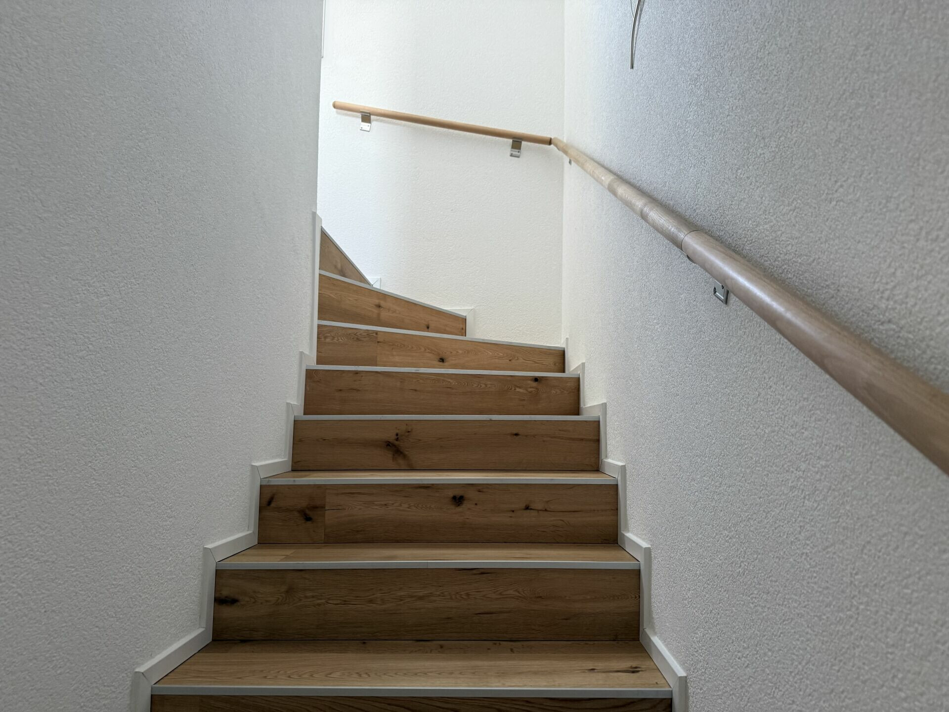 Treppenaufgang mit Holzstufen