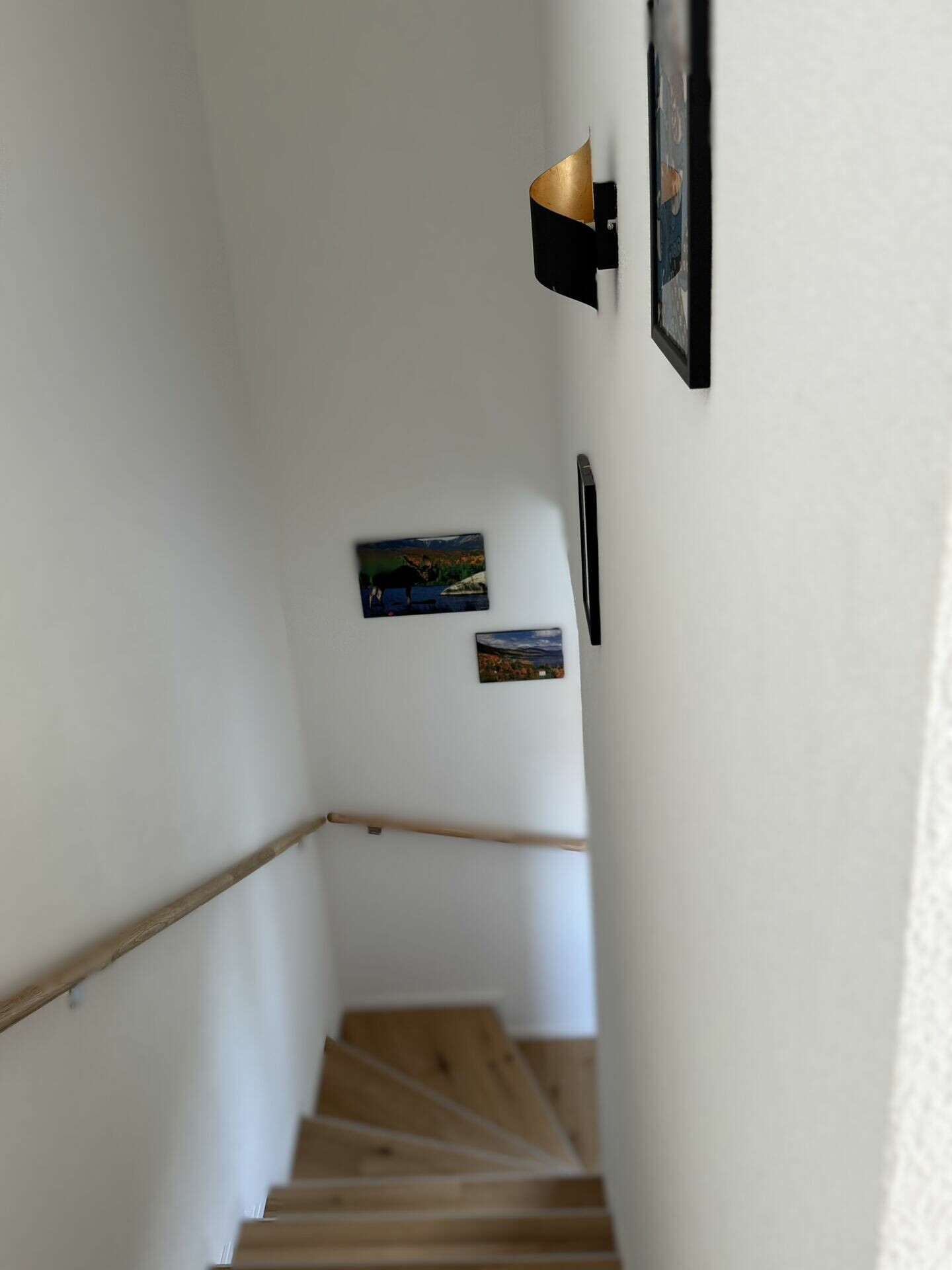 Treppenhaus mit Wandbildern