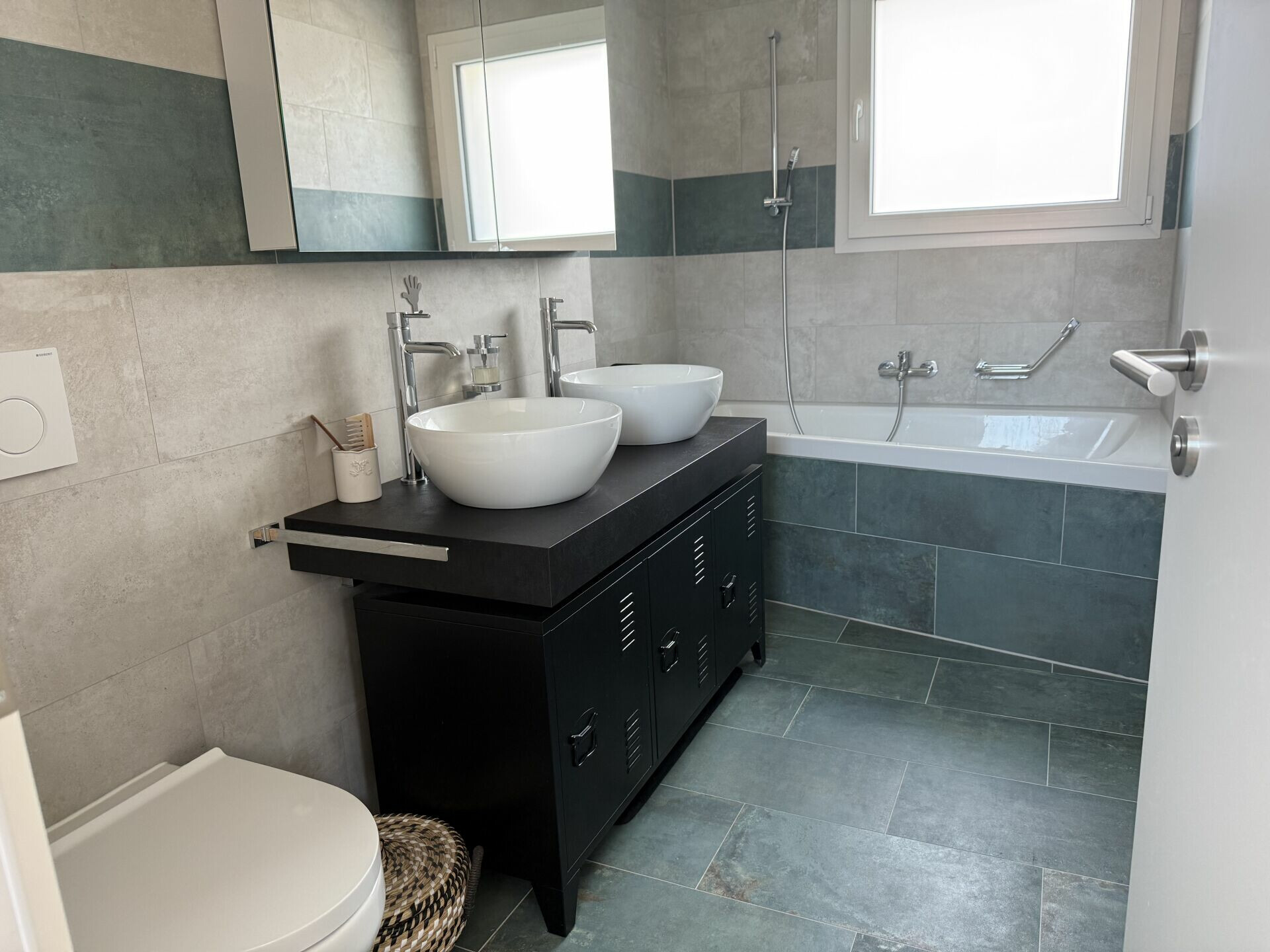 Modernes Badezimmer mit Doppelwaschtisch und Badewanne