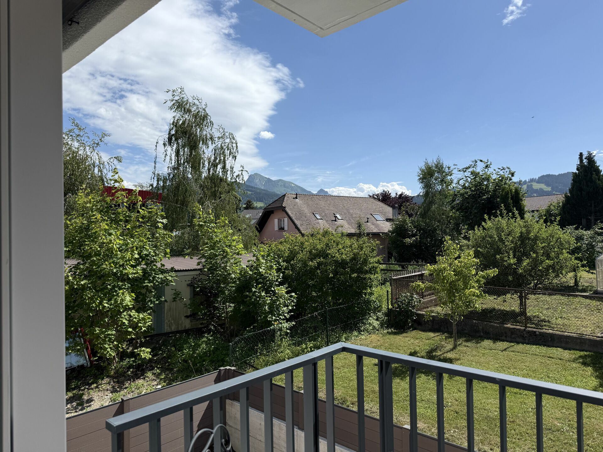 Balkonblick ins Grüne mit Bergkulisse