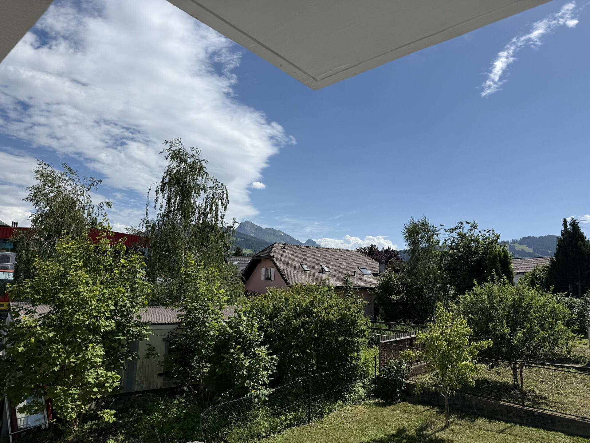 Blick vom Balkon in den Garten und auf die Berglandschaft