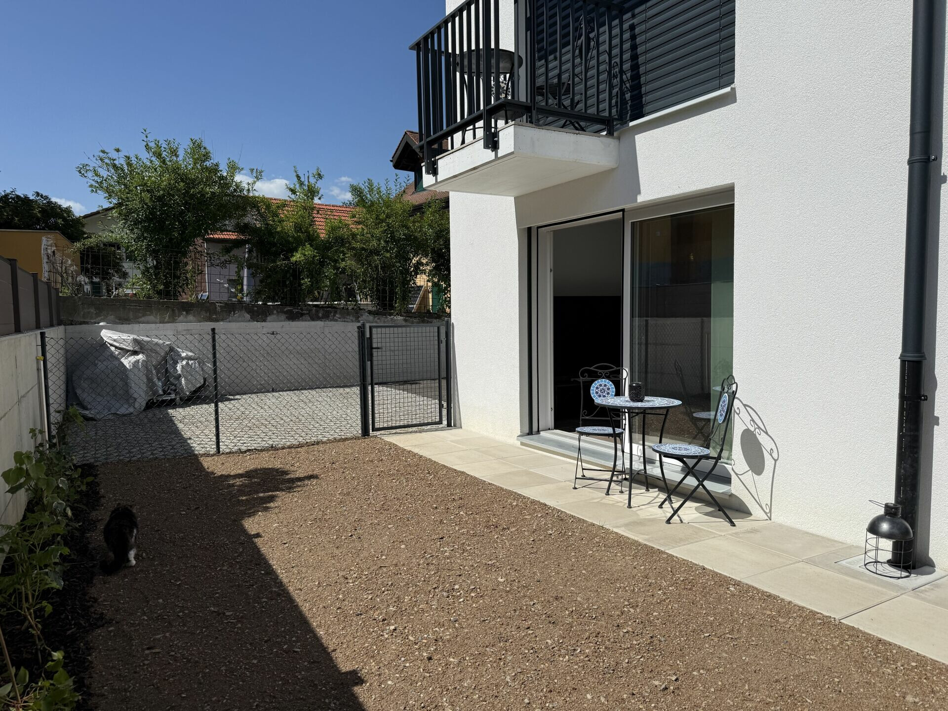 Moderner Hausgarten mit Terrasse