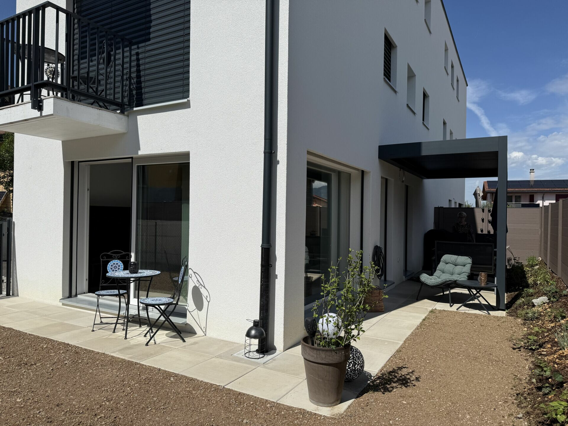 Moderner Außenbereich mit Terrasse und Balkon