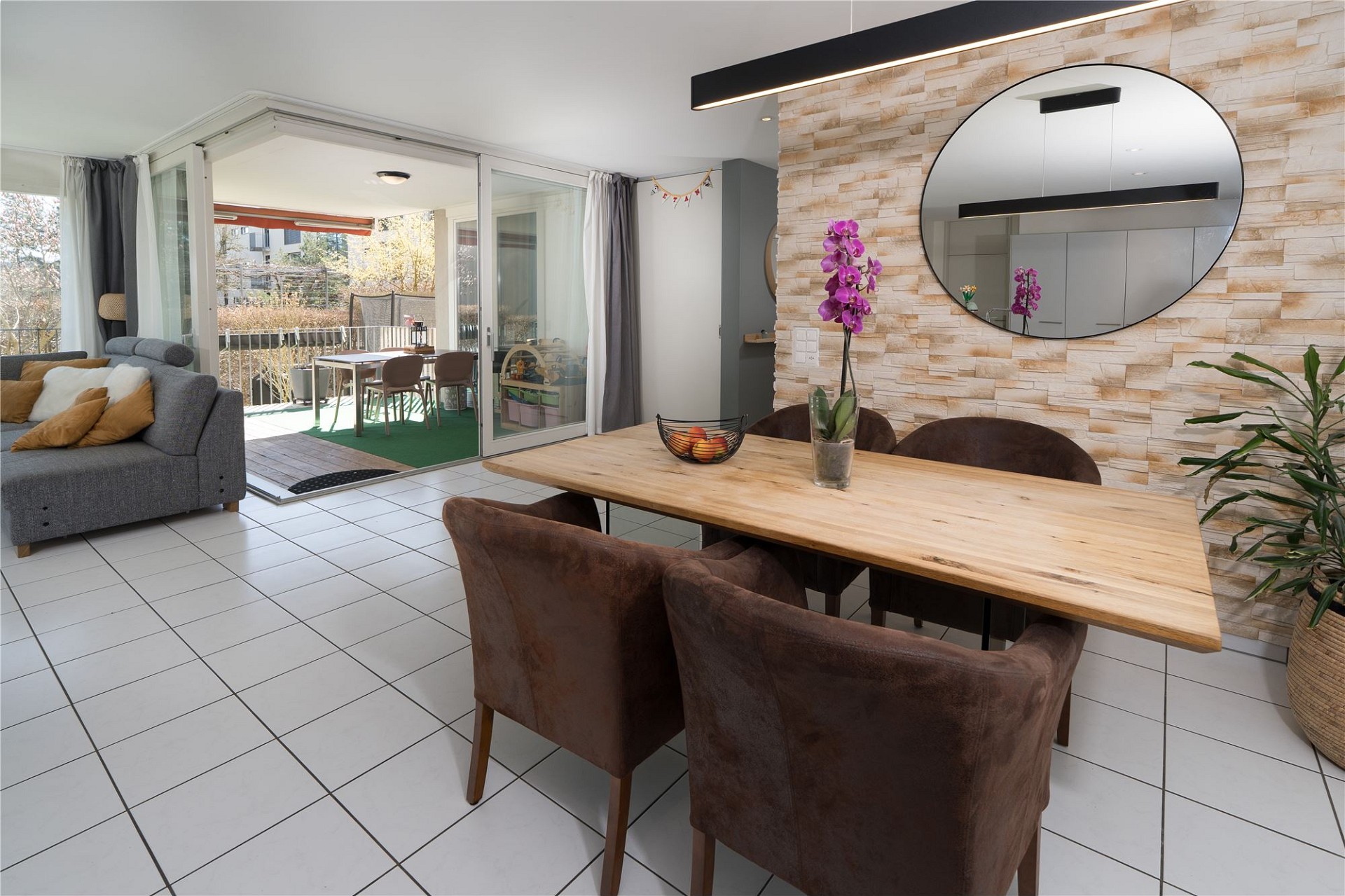 Offener Wohn- und Essbereich mit Terrasse