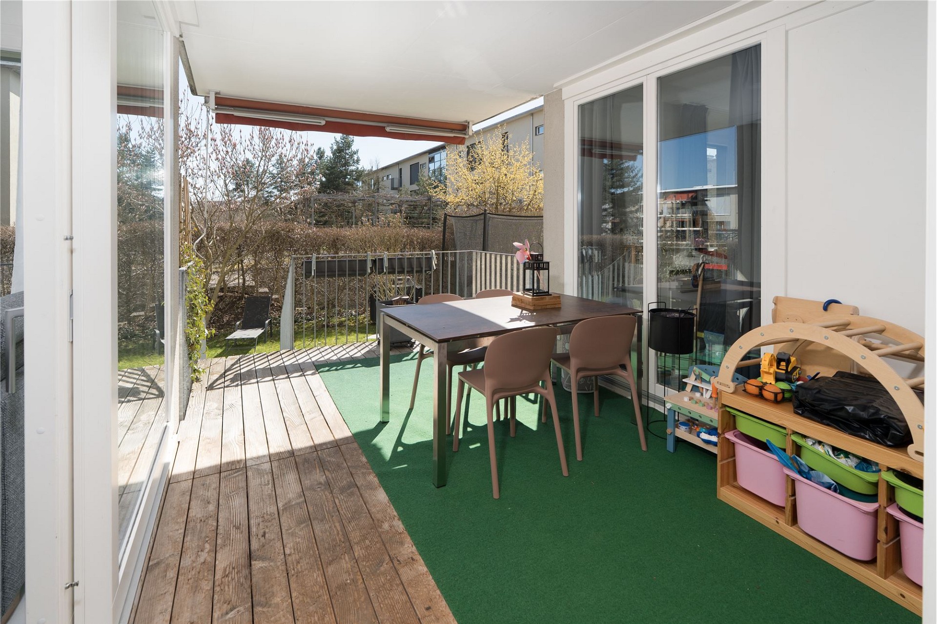 Überdachte Terrasse mit Gartenblick